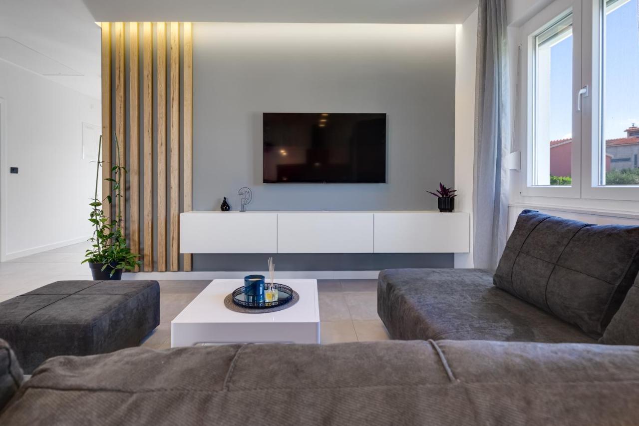 Apartment By The Sea Posedarje Exterior photo